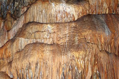fantastik doğal mağara doğal kumlu duvarlar ve oluşumlar içinde doğal doku görüntü sarkıt ile.