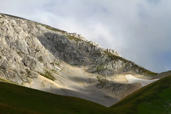 Bonito Acantilado Montaña Con Cielo Azul Brillante Paisaje Natural Foto —  Fotos de Stock