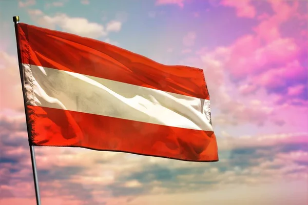 オーストリア国旗をカラフルな曇り空を背景に舞います オーストリアの繁栄の概念 — ストック写真