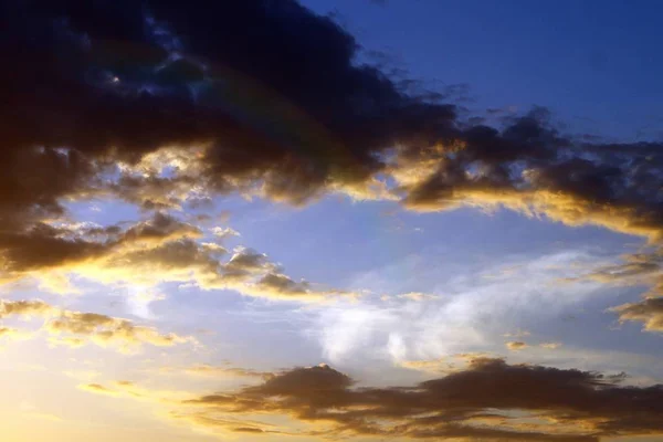 Belo Sol Vívido Nuvens Coloridas Céu Com Arco Íris Para — Fotografia de Stock