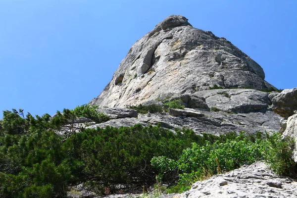 Foto Naturaleza Fantástica Ladera Rocosa Montaña Con Cielo Azul — Foto de Stock