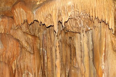 Kahverengi ıslıkçı duvar ve oluşumları sarkıt ve dikitler içinde - mermer Mağarası, Crimea fantastik doğal mağara fotoğrafı doğal doku