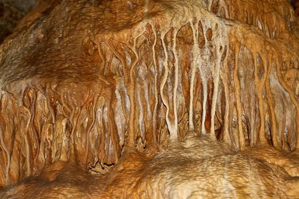 Fantastique Grotte Naturelle Avec Des Murs Bruns Des Formations Stalagmites — Photo