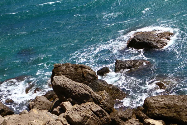 Wunderschöner Petroleum Hellblauer Meeresstrand Mit Großen Steinen Einem Sommertag Naturlandschaftsfoto — Stockfoto
