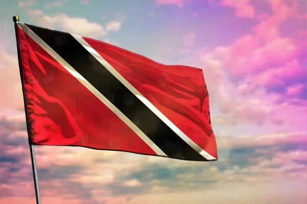 在五颜六色的多云天空背景上飘扬特立尼达和多巴哥国旗 特立尼达和多巴哥繁荣理念 — 图库照片