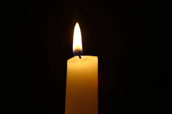 Μικρό Κερί Λαμπερό Κεριών Ζωηρή Φλόγα Μαύρο Φόντο — Φωτογραφία Αρχείου