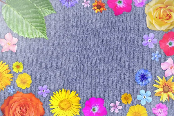 Красивая Цветочная Рамка Пустой Центре Голубом Тонком Шерстяном Фоне Ткани — стоковое фото