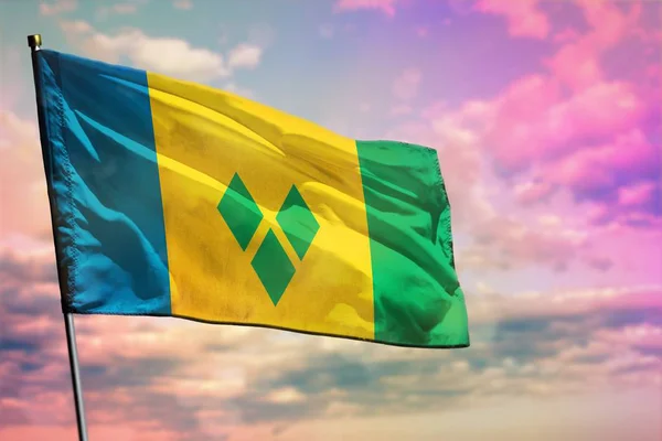 Flatternder Heiliger Vincent Und Die Grenadinen Flagge Auf Buntem Bewölkten — Stockfoto