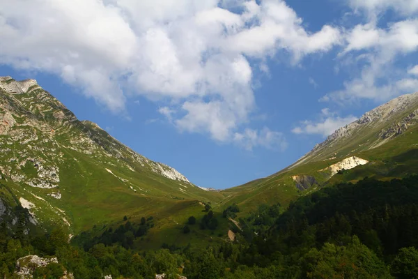 Doğal Peyzaj Fotoğraf Geniş Dağ Geçiş Bir Highland Caddesinde — Stok fotoğraf