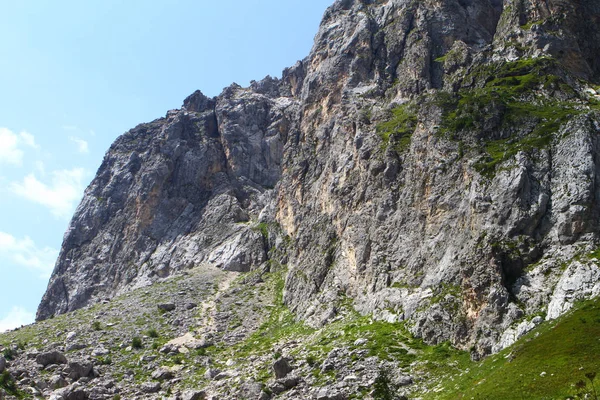 Beautiful Mountain Cliff Light Blue Sky Natural Landscape Photo — Stock Photo, Image