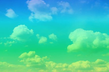 güzel renkli kümülüs bulutlar gökyüzünde tasarım arka planı olarak kullanma.