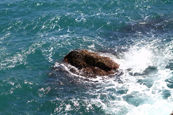 Schönen Steinigen Hellblauen Meeresstrand Mit Großen Steinen Einem Sommertag Foto — Stockfoto