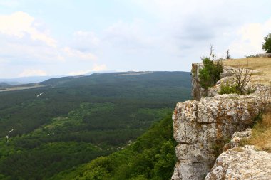 Dağ uçurum yalnız gökyüzü ve yamaçlar mesafe ile doğal peyzaj fotoğraf
