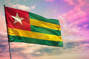 Togo bayrak renkli bulutlu gökyüzü arka planda çırpınan. Togo prospering kavramı.