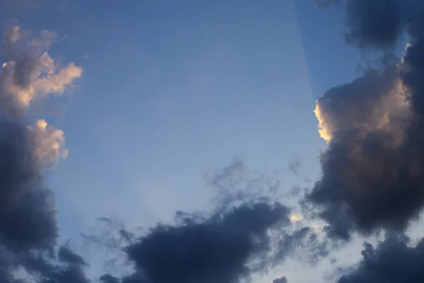 Znakomity Jaskrawe Słońce Promienie Pochmurne Niebo Pomocą Jako Tło Projekt — Zdjęcie stockowe