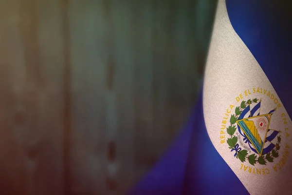 萨尔瓦多悬挂国旗为退伍军人的荣誉天或纪念日在浅蓝色模糊的自然木墙壁背景 萨尔瓦多荣耀为战争概念的英雄 — 图库照片