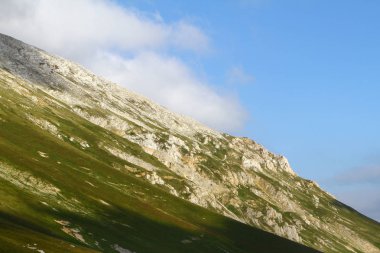 Doğa - güzel kayalık dağ cliff mavi gökyüzü ile fotoğraf