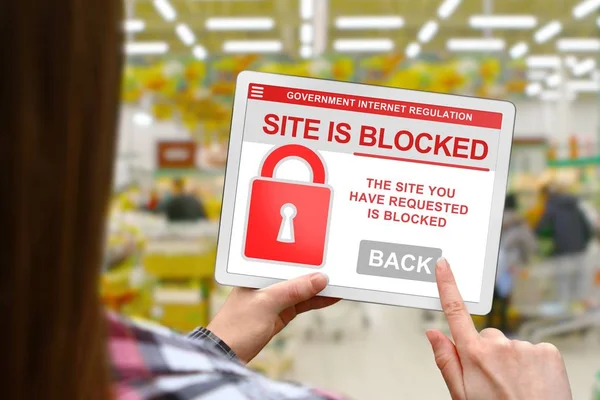 Website Blockiert Konzept Mädchen Mit Tablet Auf Verschwommenem Shop Hintergrund — Stockfoto