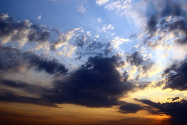 Αρκετά Πολύχρωμο Ήλιο Ακτίνες Σύννεφα Στον Ουρανό Για Χρήση Φόντο — Φωτογραφία Αρχείου