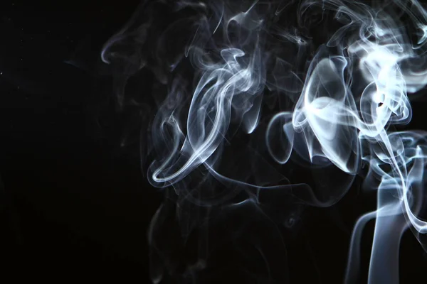 Bonito Remolino Contraste Humo Azul Contra Fondo Negro Pesado — Foto de Stock