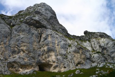 mavi gökyüzü, doğal peyzaj fotoğraf ile güzel dağ yamacı