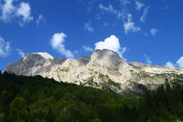 Zboczu Góry Fantastyczne Światła Błękitne Niebo Naturalny Krajobraz Fotografia — Zdjęcie stockowe