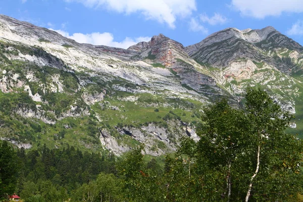 自然的照片 美丽的石质山坡与浅蓝色的天空 — 图库照片