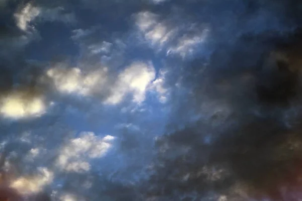 在天空中使用的相当生动的软云作为背景的设计 — 图库照片