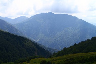 Doğal peyzaj fotoğraf geniş dağ geçiş bir highland caddesinde