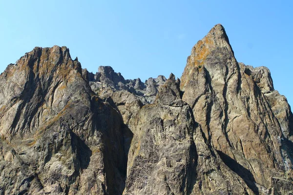 Bonito Acantilado Montaña Con Cielo Azul Claro Paisaje Natural Foto — Foto de Stock