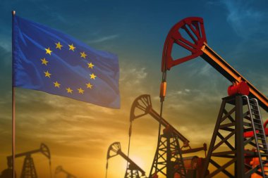 Avrupa Birliği'nin petrol sanayi kavramı, endüstriyel illüstrasyon. Çırpınan Avrupa Birliği bayrağı ve petrol kuyuları üzerinde mavi ve sarı günbatımı sky - 3d resimde arka plan