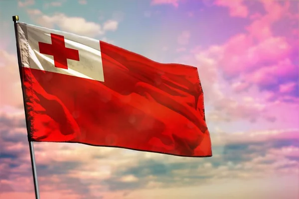 Fladdrande Tonga Flagga Färgglada Molnig Himmel Bakgrund Tonga Blomstrande Koncept — Stockfoto