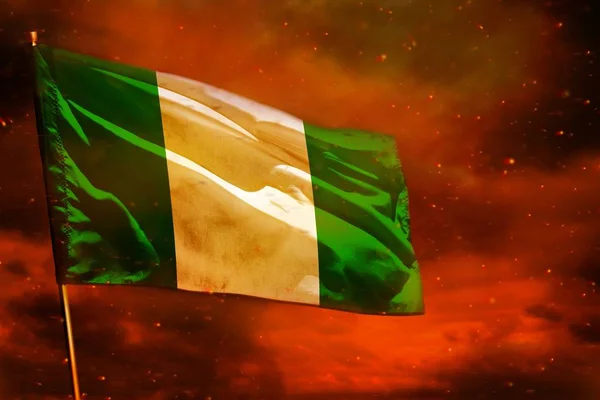 ナイジェリアの国旗を煙の柱の背景を持つ深紅の赤い空に舞います ナイジェリア問題概念 — ストック写真