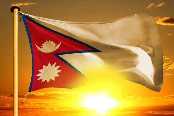 Güzel Turuncu Günbatımı Arka Plan Üzerinde Dokuma Nepal Bayrağı — Stok fotoğraf