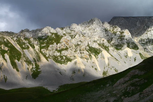 Enorme Cume Montanha Fantástica Foto Paisagem Natural Com Céu Fundo — Fotografia de Stock