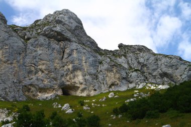 Harika dağ cliff ışık mavi gökyüzü, doğal peyzaj fotoğraf ile
