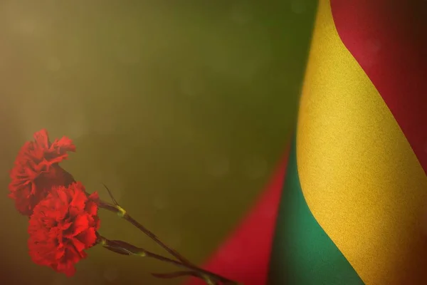 Bolivien Flagge Mit Zwei Roten Nelkenblumen Ehren Der Veteranen Oder — Stockfoto