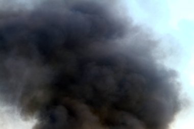 siyah duman gün gökyüzü arka planı.