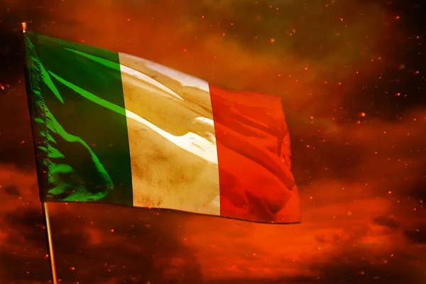 Fladdrande Italien Flagga Crimson Röd Himmel Med Smoke Pelare Bakgrund — Stockfoto
