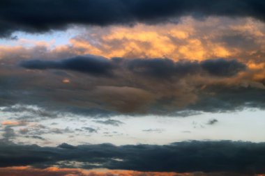 güzel tonda ağır bulutlar gökyüzünde tasarım arka planı olarak kullanma.
