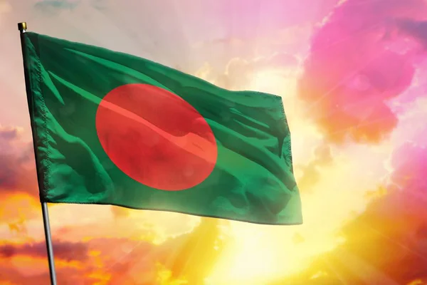 Flatternde Bangladesh Flagge Auf Wunderschönem Farbenfrohen Sonnenuntergang Oder Sonnenaufgang Hintergrund — Stockfoto