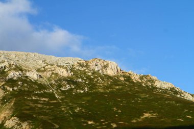Doğa - çok taşlı dağ cliff mavi gökyüzü ile fotoğraf