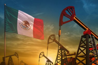 Meksika Petrol Sanayi kavramı, endüstriyel illüstrasyon. Çırpınan Meksika bayrağı ve petrol kuyuları üzerinde mavi ve sarı günbatımı sky - 3d resimde arka plan