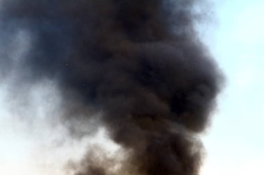 mavi gökyüzü arka plan üzerinde siyah duman ayağı.