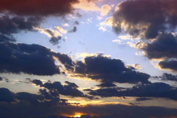 Αρκετά Πολύχρωμο Ήλιο Χρωματιστά Σύννεφα Στον Ουρανό Για Χρήση Φόντο — Φωτογραφία Αρχείου