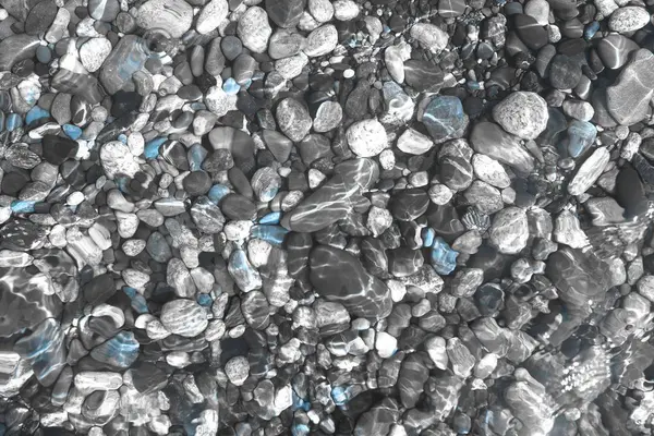 Schattige Licht Blauw Glanzende Zee Rotsen Nat Door Golven Textuur — Stockfoto
