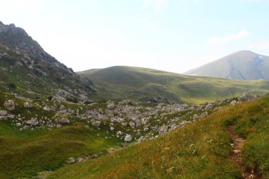 Harika dağ cliff parlak mavi gökyüzü, doğal peyzaj fotoğraf ile
