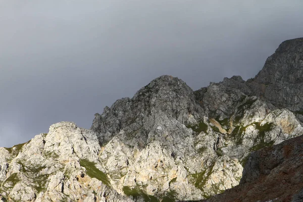 Pente Montagne Mignonne Avec Ciel Bleu Vif Photo Paysage Naturel — Photo