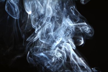 güzel akan ışık parlak duman siyah arka plan üzerine.