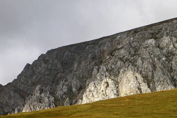 Jolie Falaise Montagne Avec Ciel Bleu Vif Photo Paysage Naturel — Photo